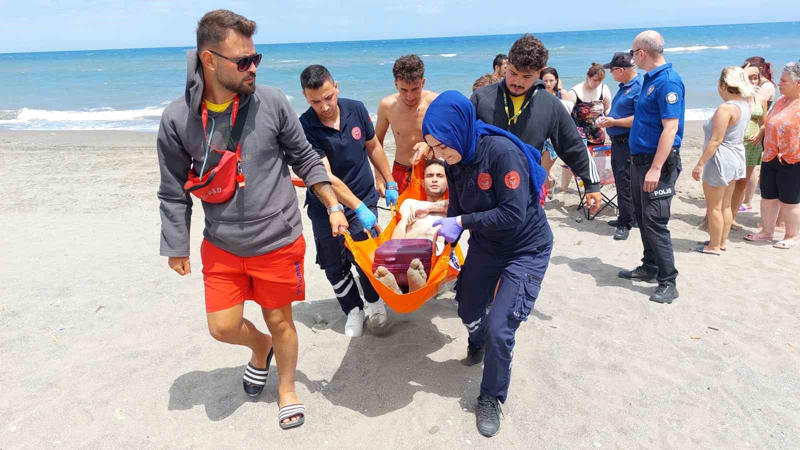 Samsun’da boğulma tehlikesi geçiren genci vatandaşlar kurtardı
