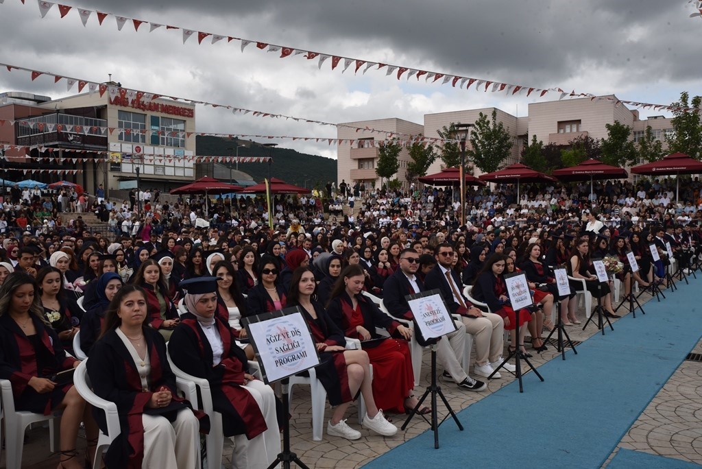 Sağlık Hizmetleri MYO’da 864 öğrencinin mezuniyet heyecanı
