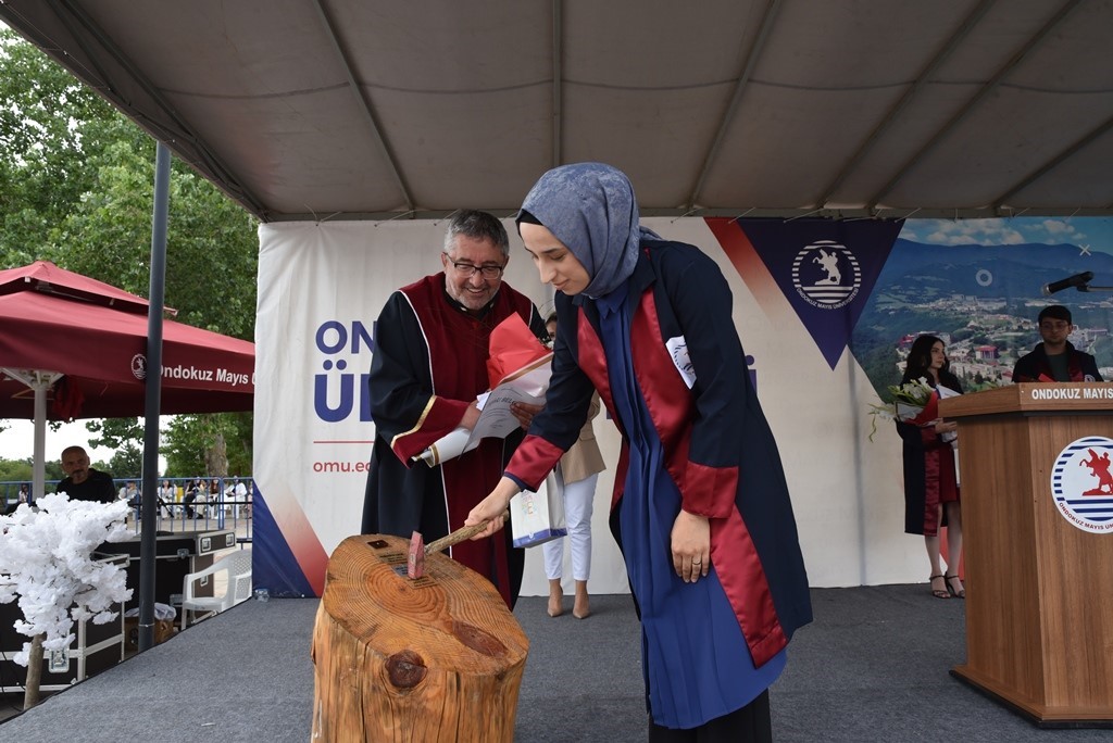 Sağlık Hizmetleri MYO’da 864 öğrencinin mezuniyet heyecanı
