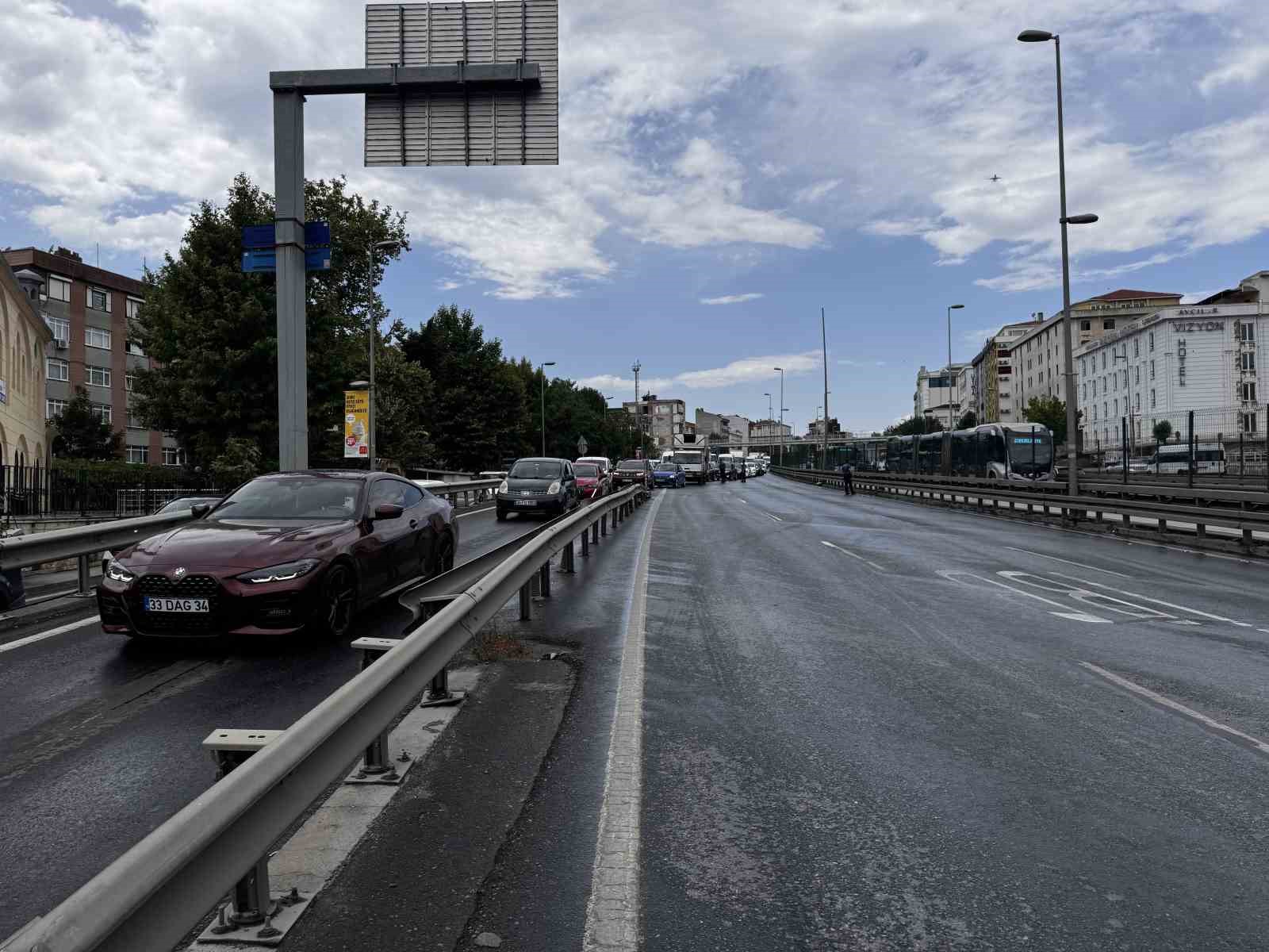 Avcılar’da tır yoldan çıktı: E5 Karayolu trafiğe kapatıldı
