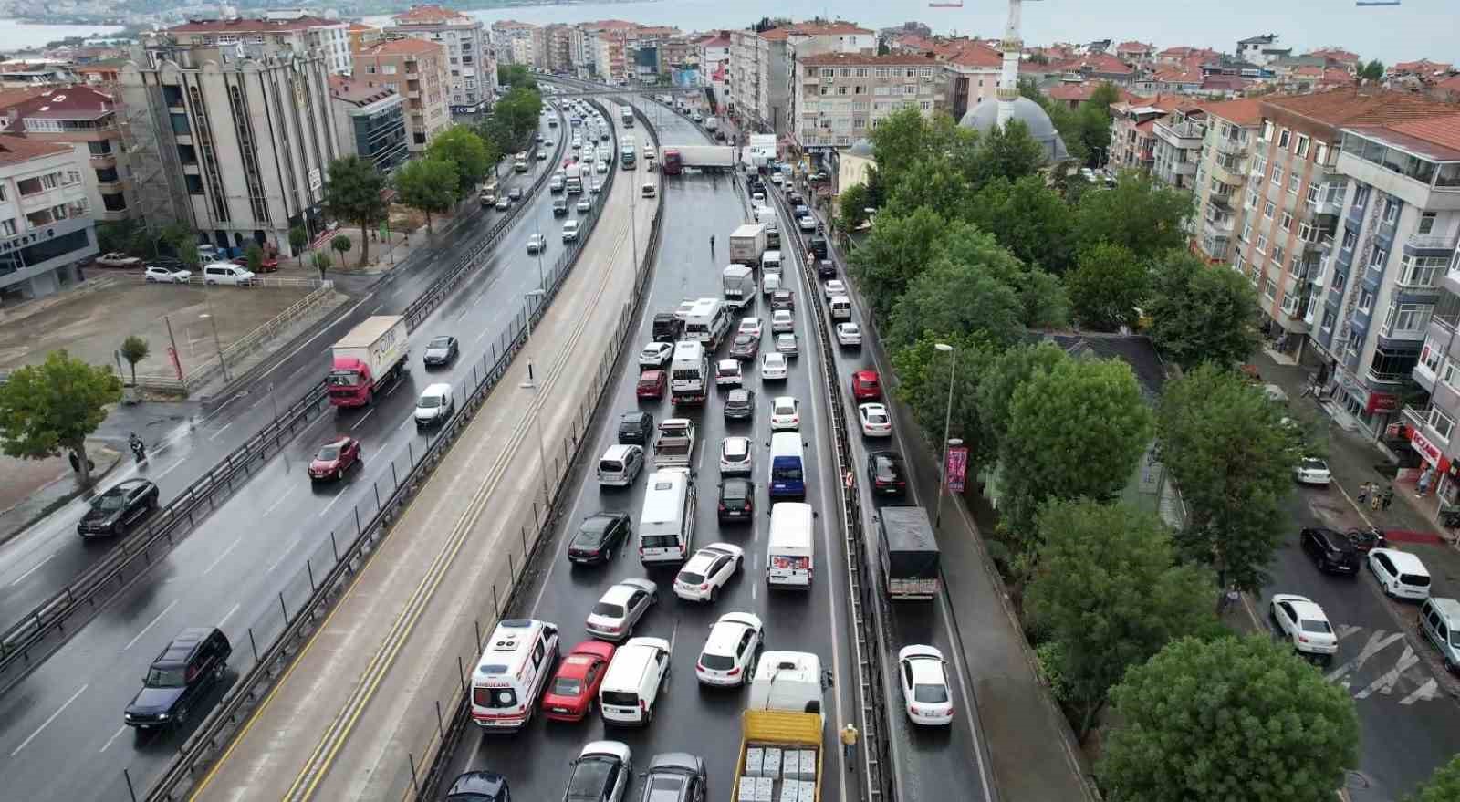 Avcılar’da tır yoldan çıktı: E5 Karayolu trafiğe kapatıldı
