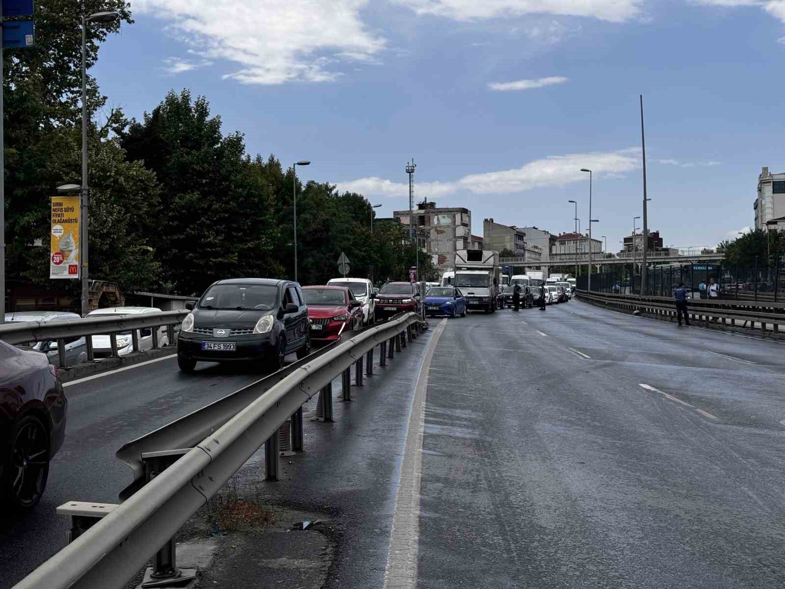 Avcılar’da tır yoldan çıktı: E5 Karayolu trafiğe kapatıldı
