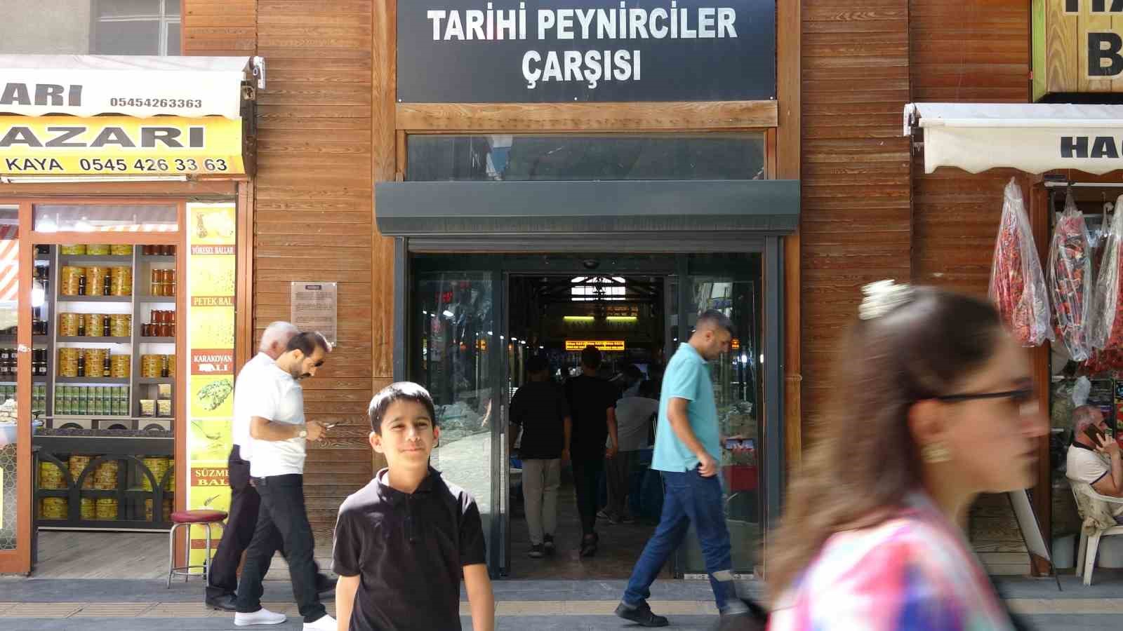 Van otlu peyniri yaz aylarında hediyelik olarak alınıyor
