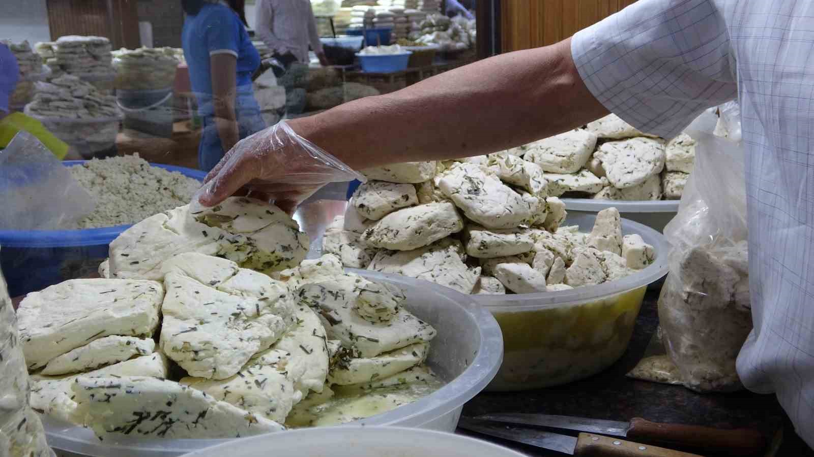 Van otlu peyniri yaz aylarında hediyelik olarak alınıyor
