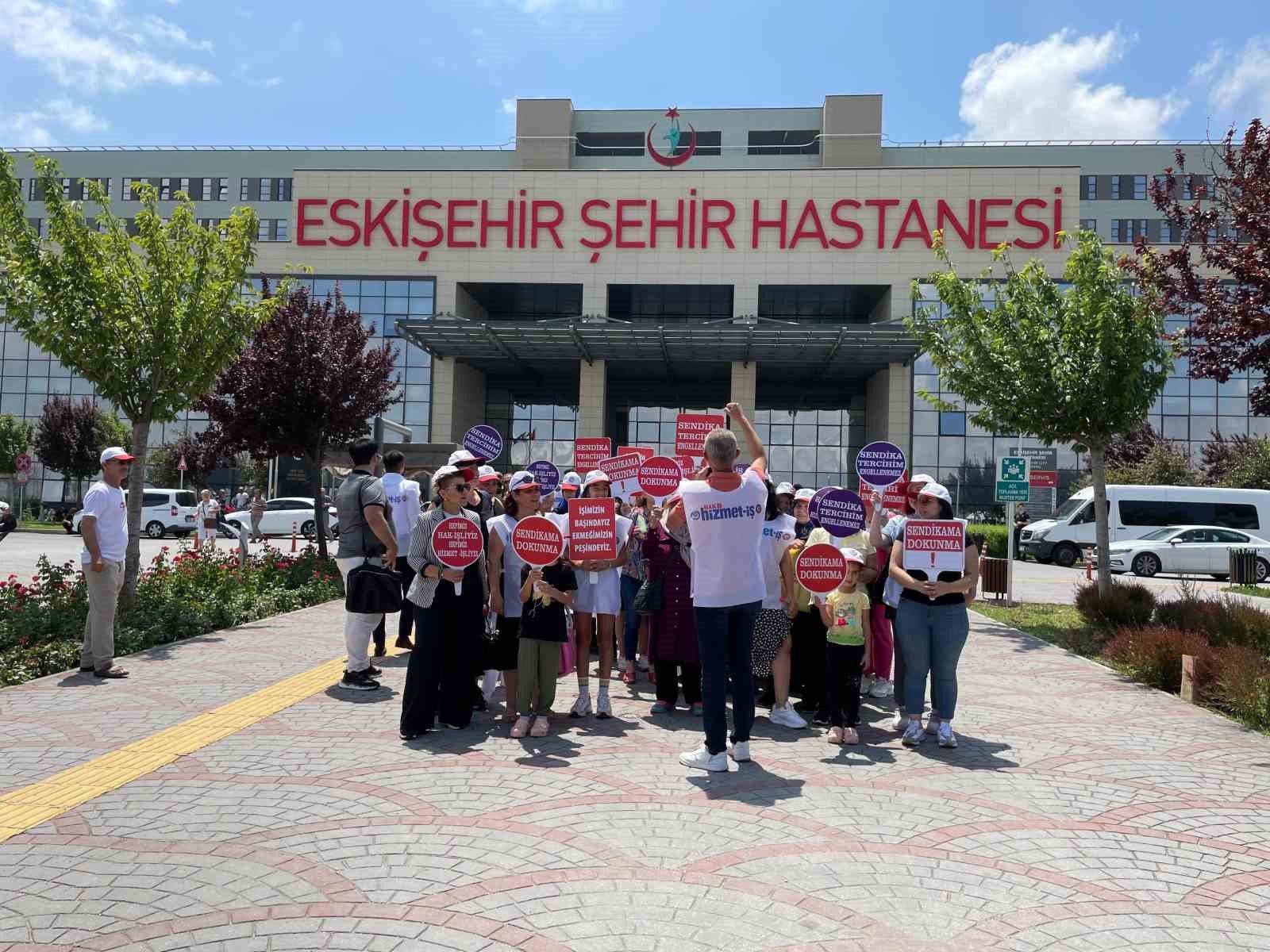 Haklarını alamayan hastane çalışanları için eylem yaptılar
