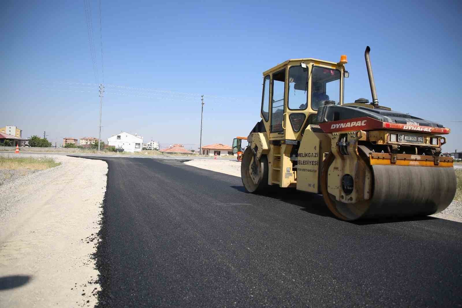 Melikgazi Belediyesi, Mimarsinan Mahallesi’nde 9 sokakta asfalt çalışması yapıyor
