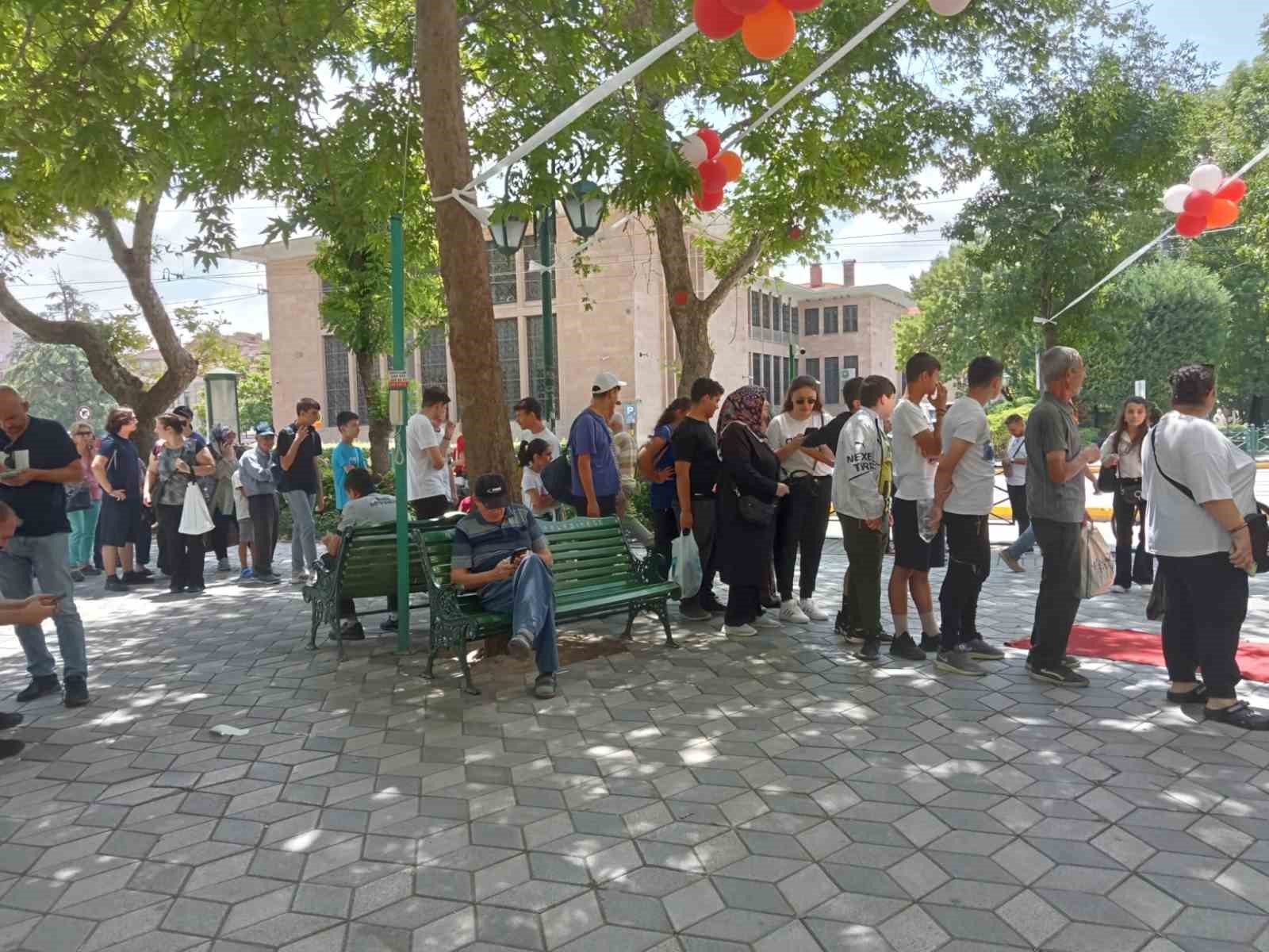 Eskişehir’de ücretsiz döner kuyruğu oluştu
