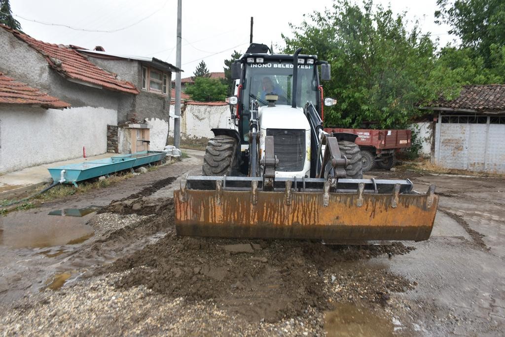 İnönü Belediyesi çamur ve molozlardan kapanan yolları açtı
