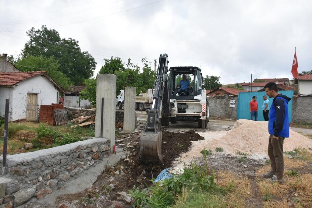 İnönü Belediyesi çamur ve molozlardan kapanan yolları açtı
