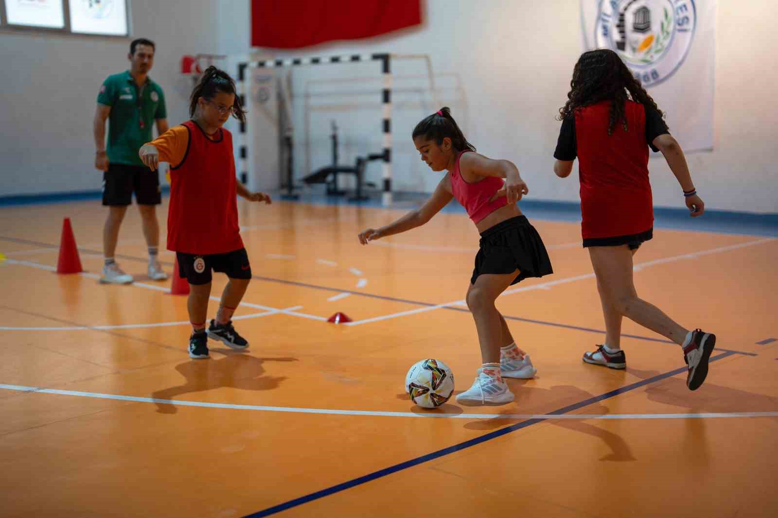 Yıldız Kızlar salon futbolu ile tanıştı
