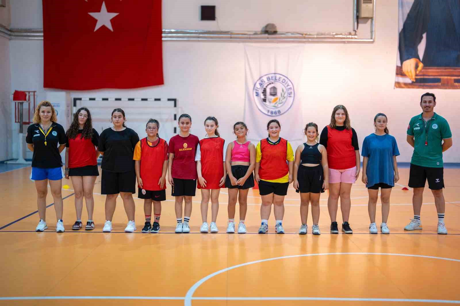 Yıldız Kızlar salon futbolu ile tanıştı
