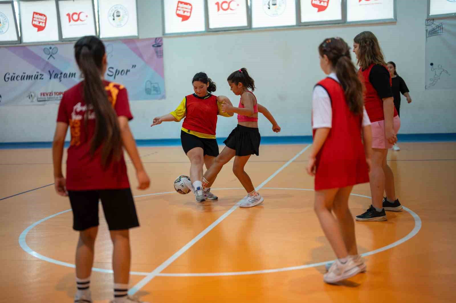 Yıldız Kızlar salon futbolu ile tanıştı
