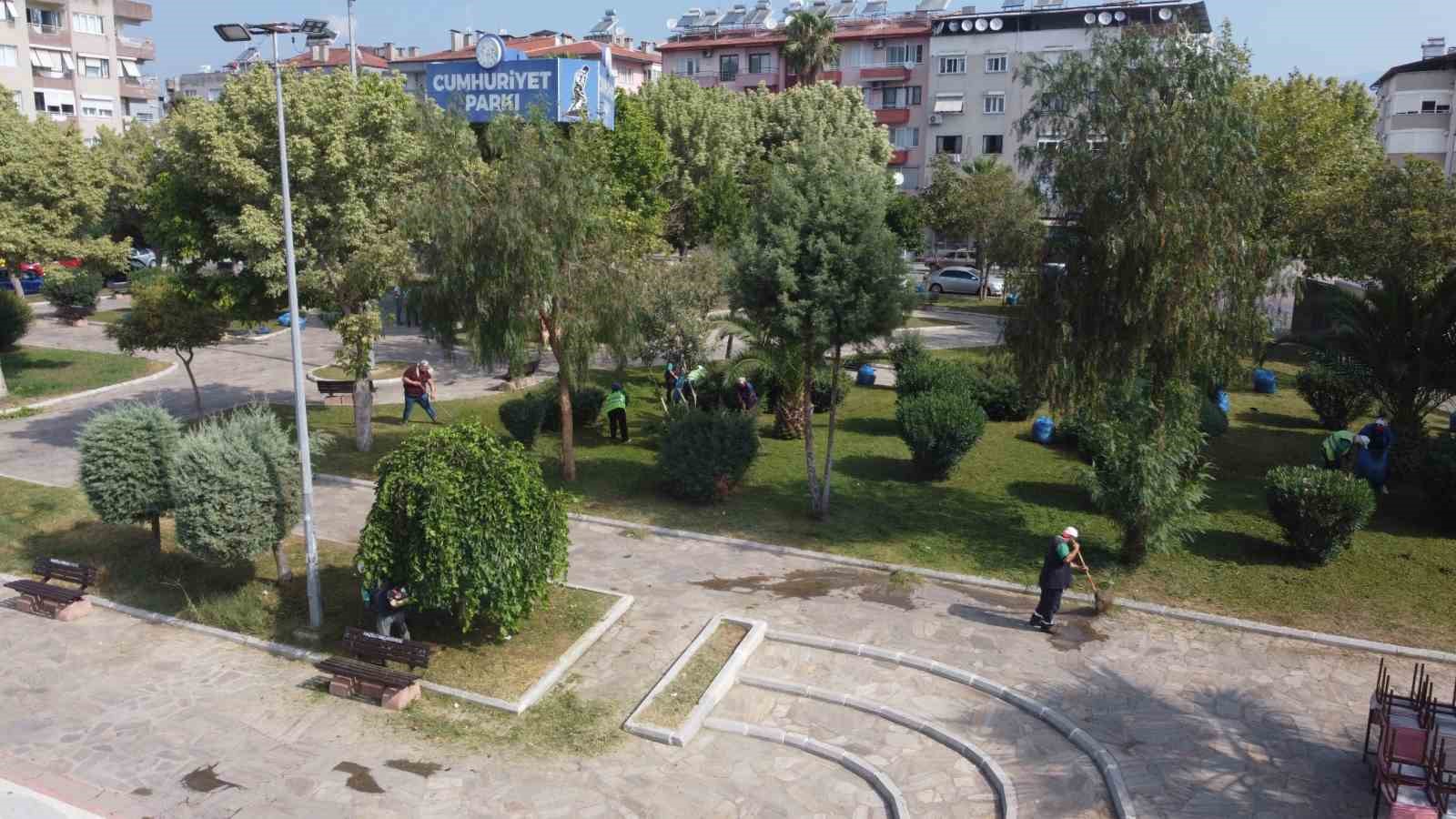 Nazilli Belediyesi, Cumhuriyet Parkı’nı temizledi
