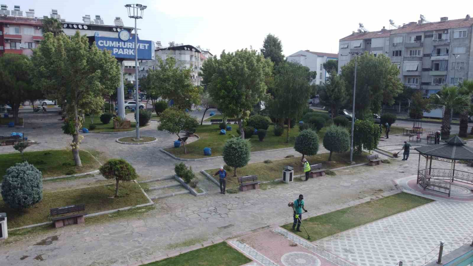 Nazilli Belediyesi, Cumhuriyet Parkı’nı temizledi
