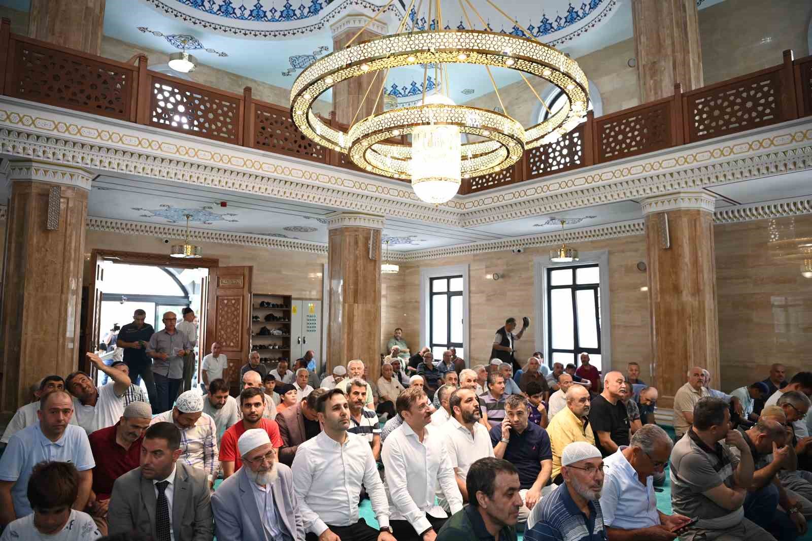 Bahçelievler Yunus Emre Camii, yeni ismiyle ibadete açıldı
