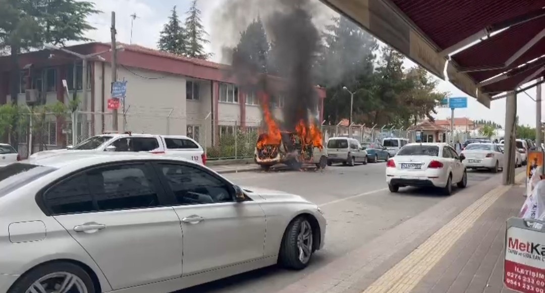 Park halindeki minibüs alev alev yandı
