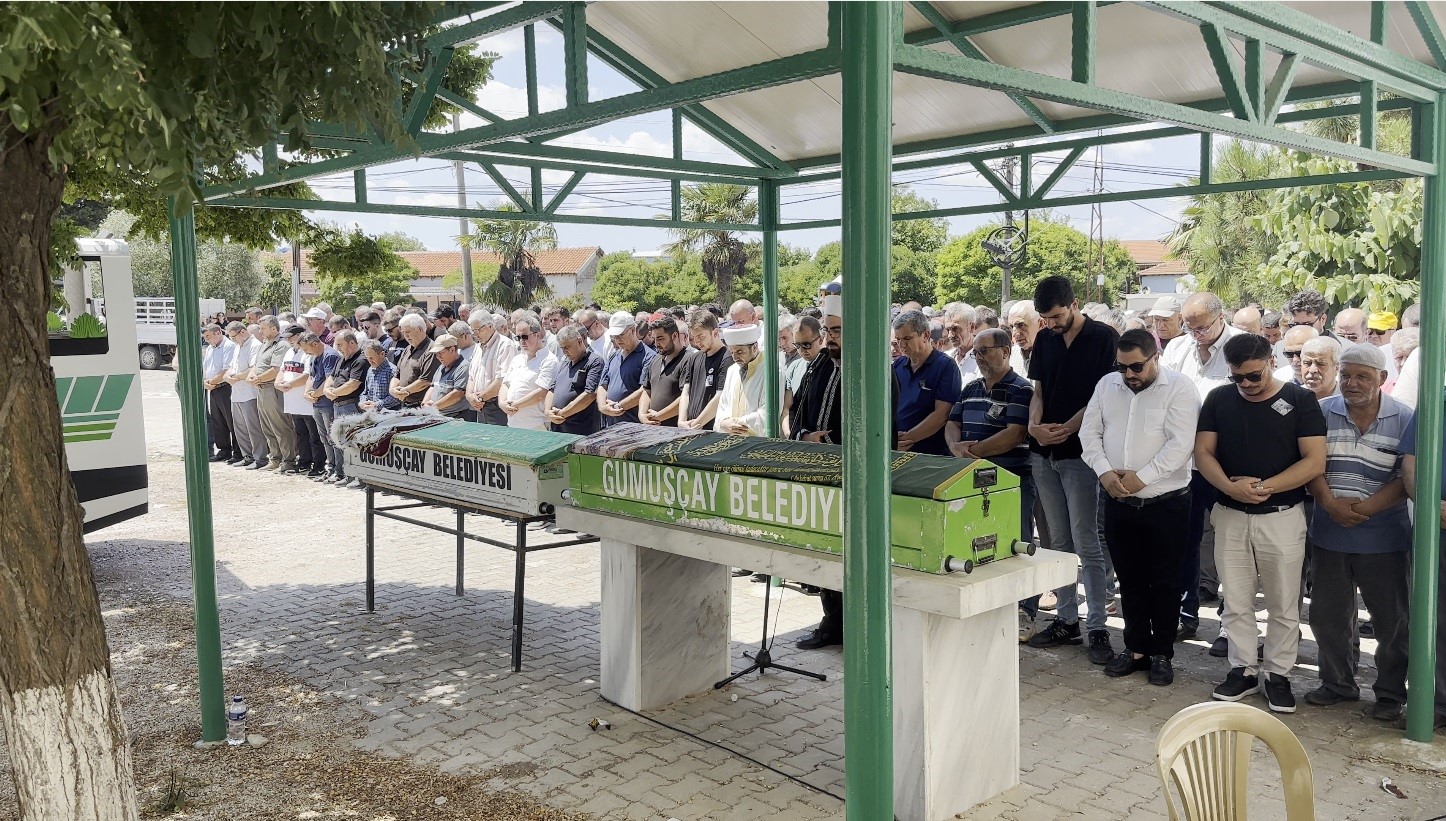 Çanakkale’de eşi tarafından pompalı tüfekle öldürülen anne ve çocuğu toprağa verildi
