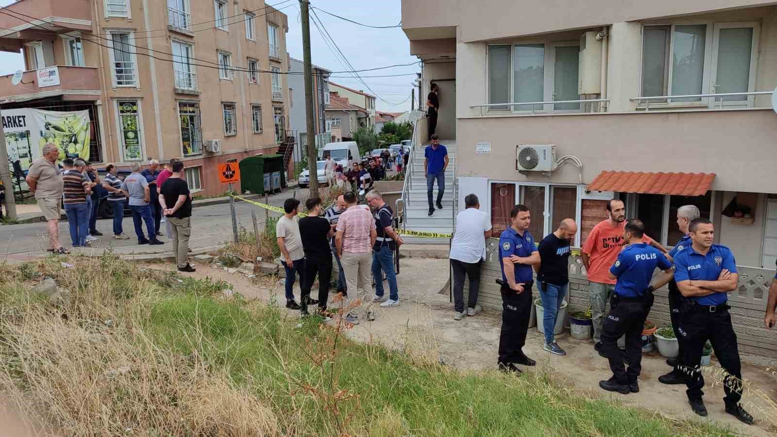 Çanakkale’de eşi tarafından pompalı tüfekle öldürülen anne ve çocuğu toprağa verildi
