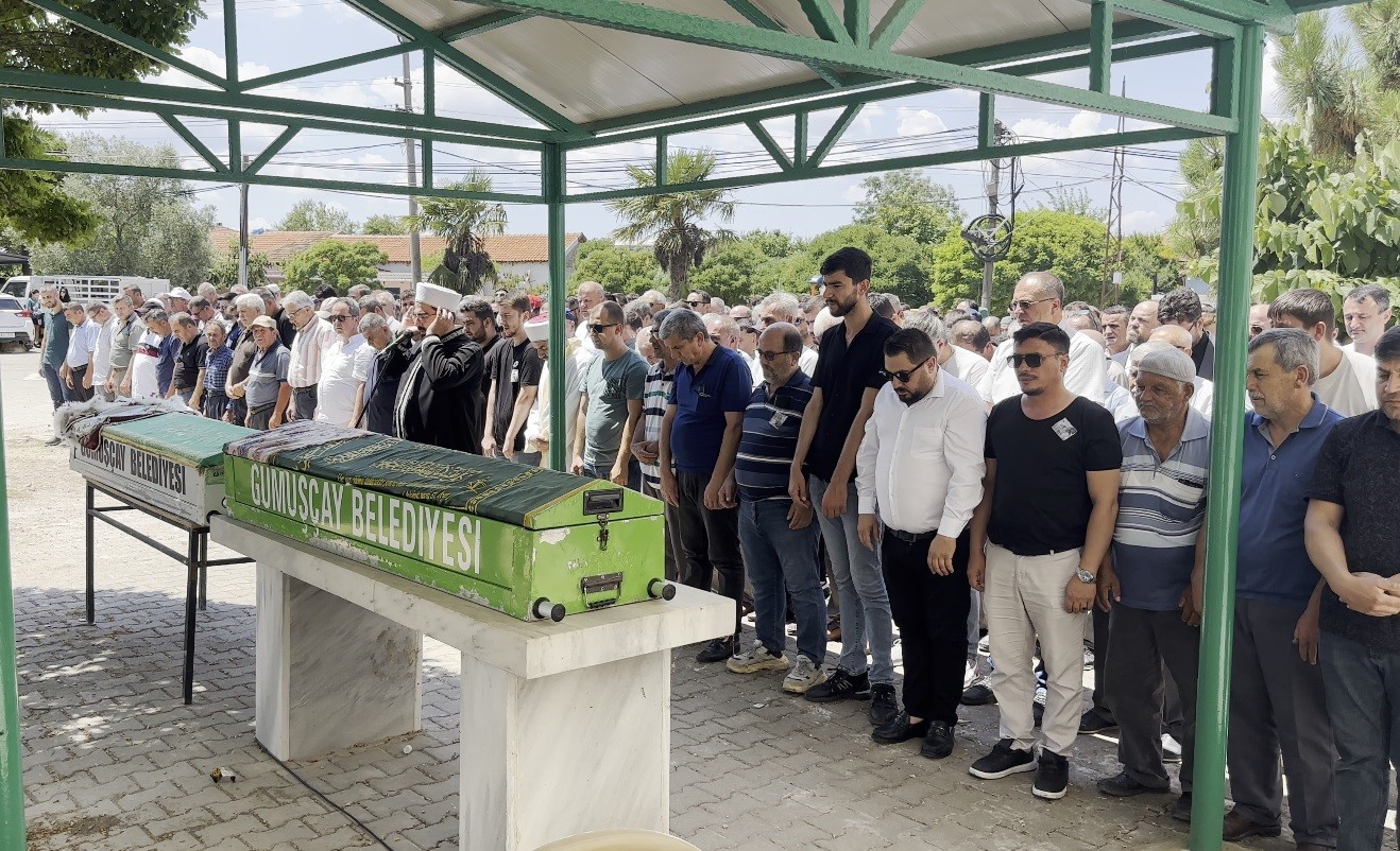 Çanakkale’de eşi tarafından pompalı tüfekle öldürülen anne ve çocuğu toprağa verildi
