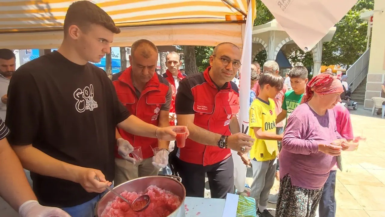 Sıcaktan bunalanlar kar helvası ve bal şerbetiyle serinledi
