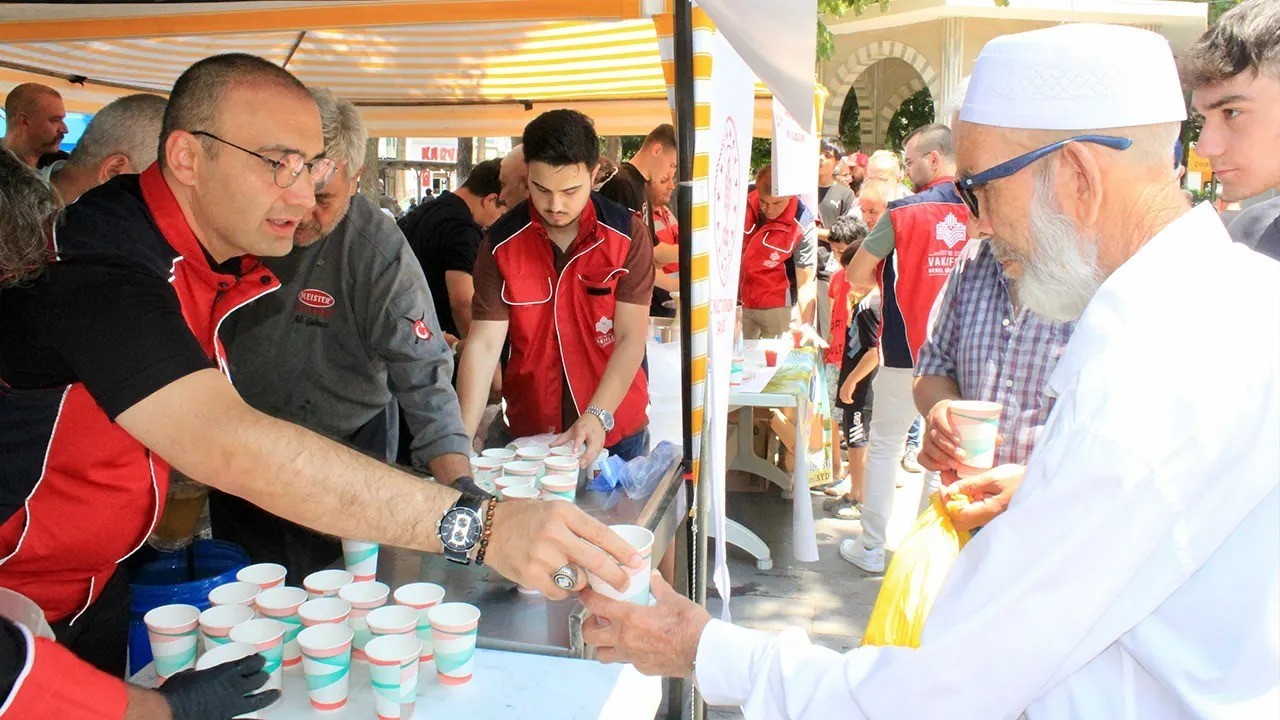 Sıcaktan bunalanlar kar helvası ve bal şerbetiyle serinledi
