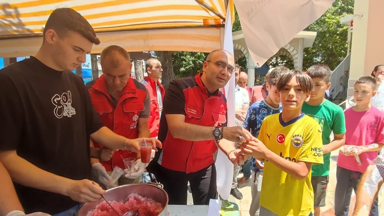 Sıcaktan bunalanlar kar helvası ve bal şerbetiyle serinledi
