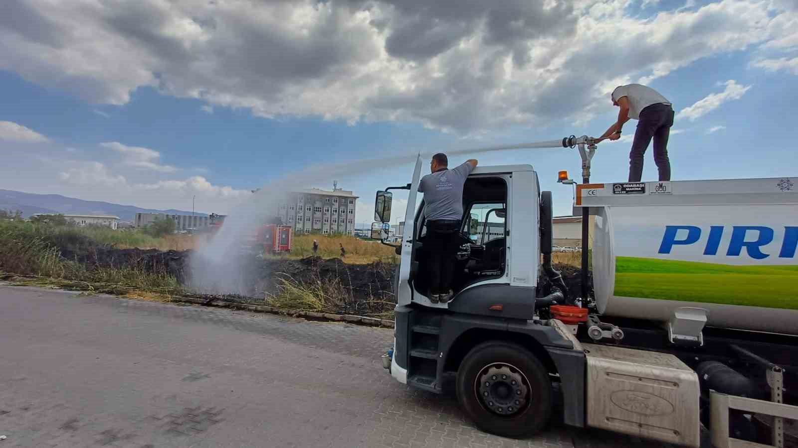 Sazlık alanda çıkan yangın itfaiyenin müdahalesiyle söndürüldü
