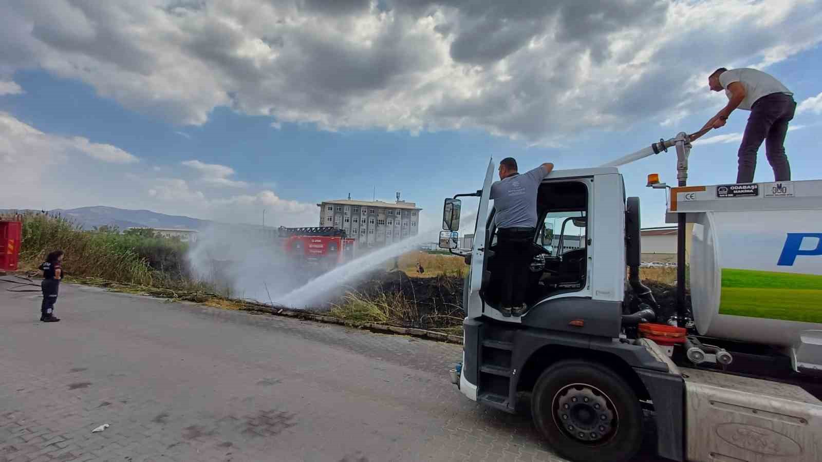 Sazlık alanda çıkan yangın itfaiyenin müdahalesiyle söndürüldü
