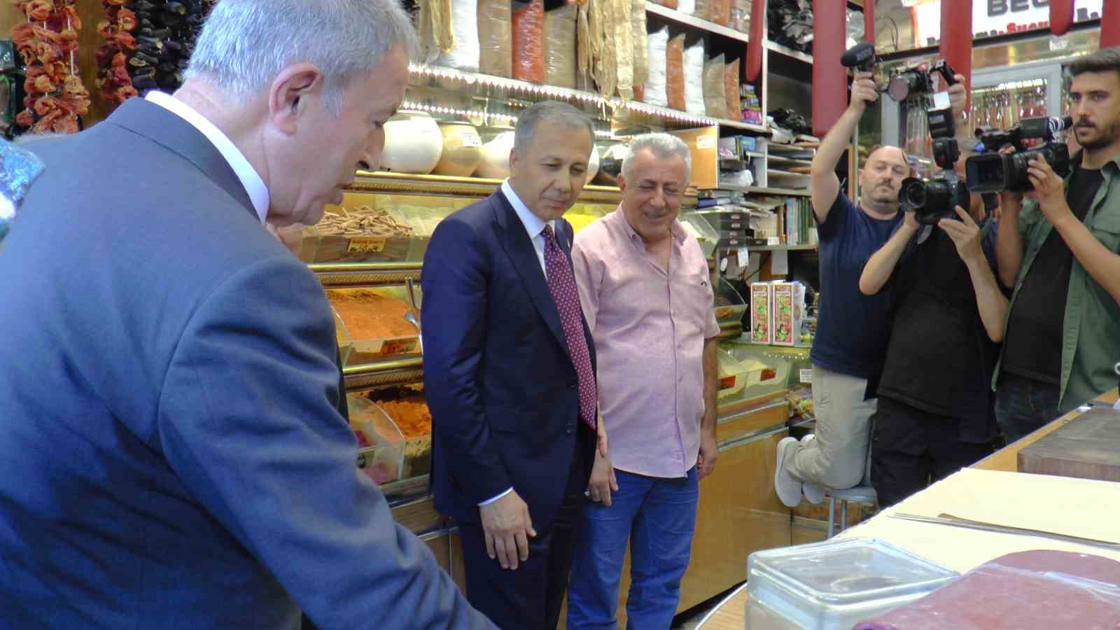 Bakan Yerlikaya pastırma doğradı, kasayla meyve dağıttı
