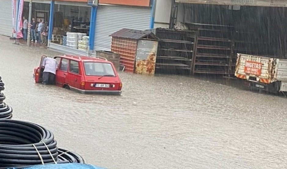 Aniden bastıran yağmur yolları göle çevirirken, bunun keyfini çocuklar çıkardı
