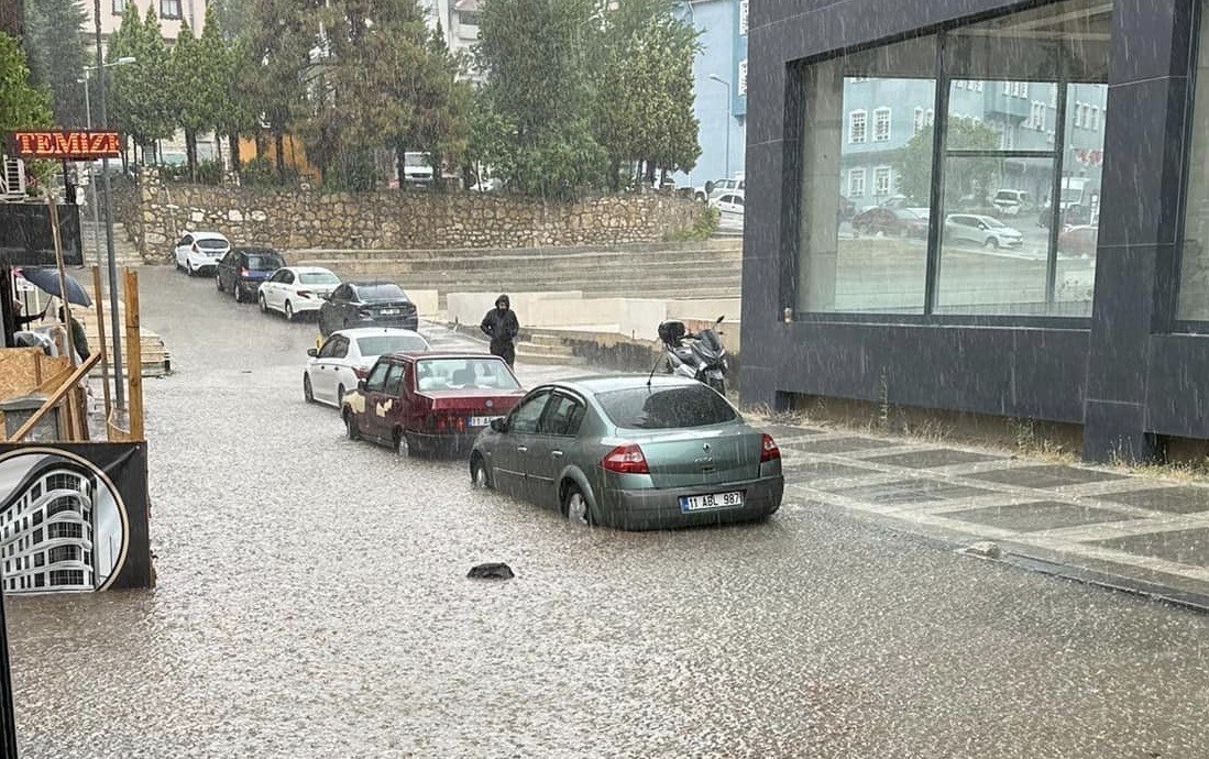 Aniden bastıran yağmur yolları göle çevirirken, bunun keyfini çocuklar çıkardı
