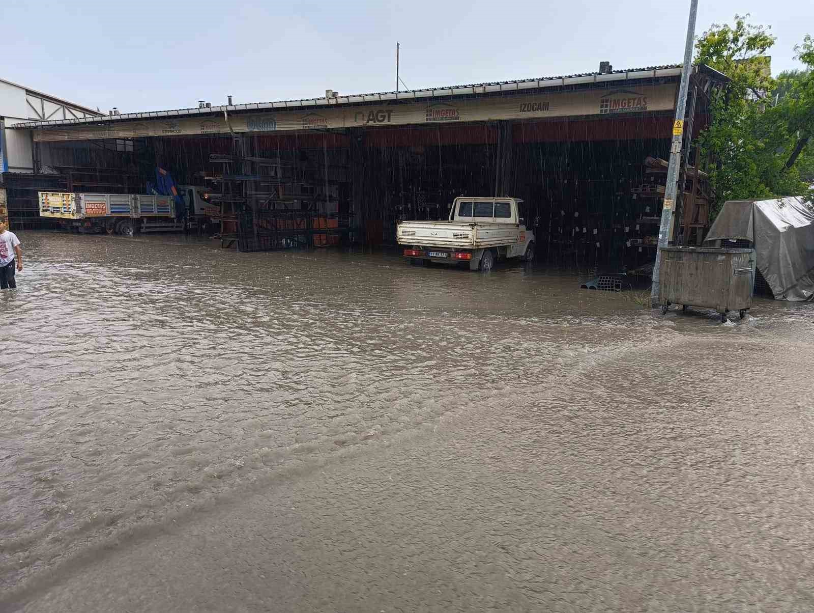 Aniden bastıran yağmur yolları göle çevirirken, bunun keyfini çocuklar çıkardı
