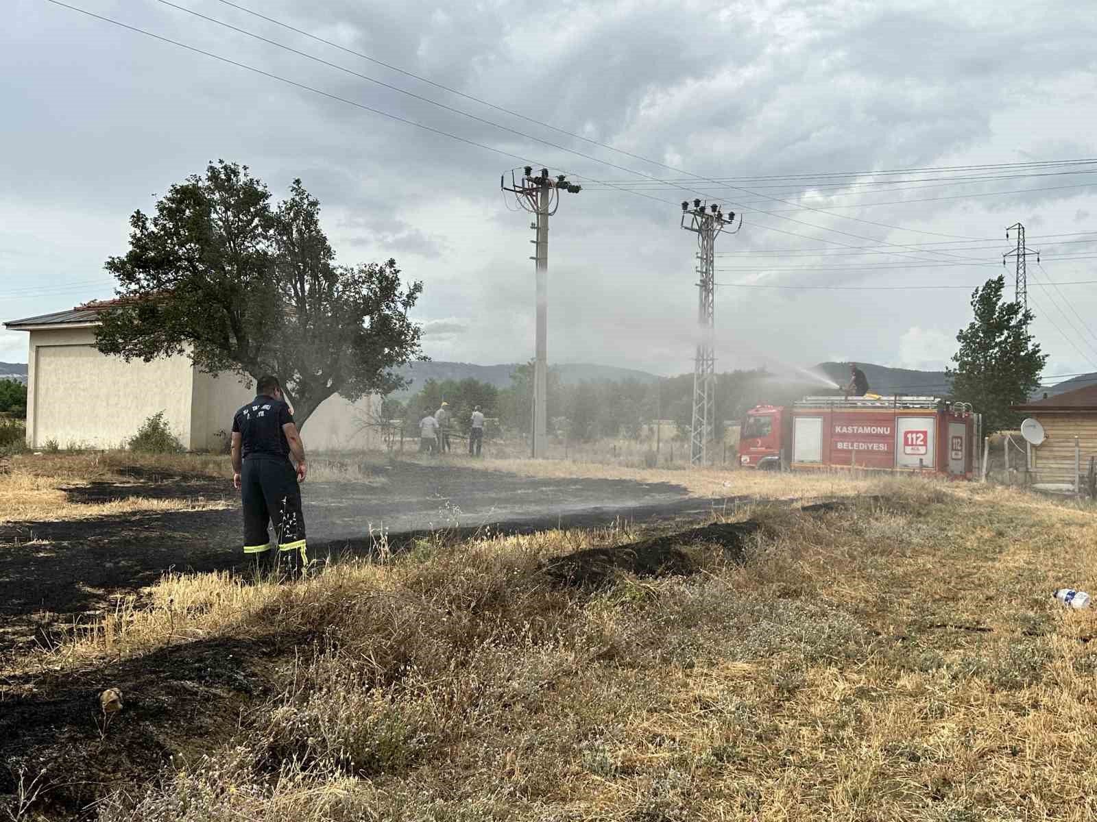 Yıldırım düşen tarlada çıkan yangın büyümeden söndürüldü
