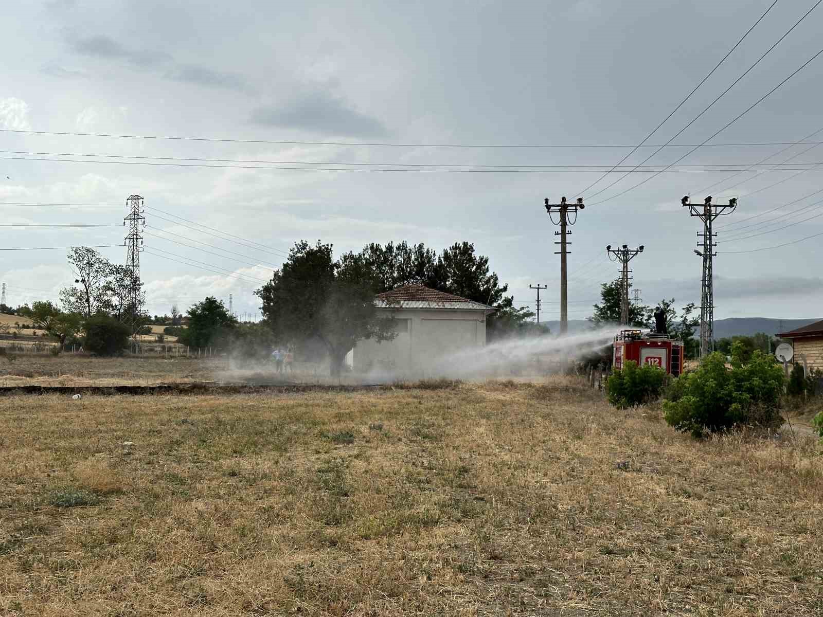 Yıldırım düşen tarlada çıkan yangın büyümeden söndürüldü
