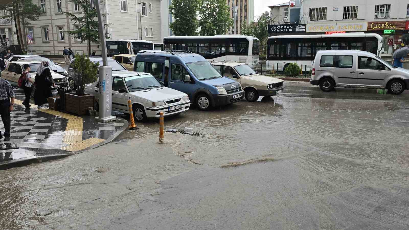 Çorum’da sağanak yağış hayatı olumsuz etkiledi
