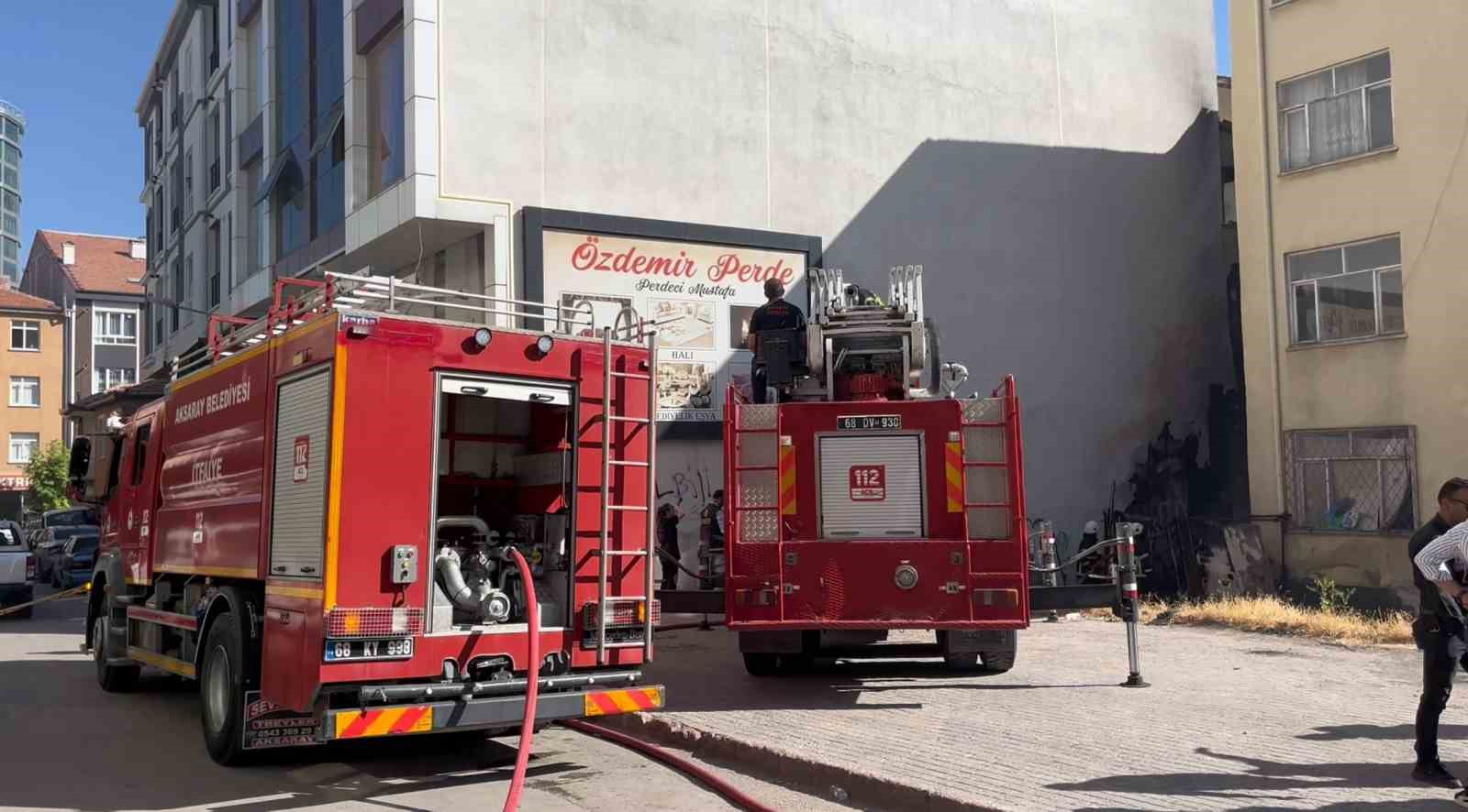 Aksaray’da iki bina arasındaki alevler korkuttu
