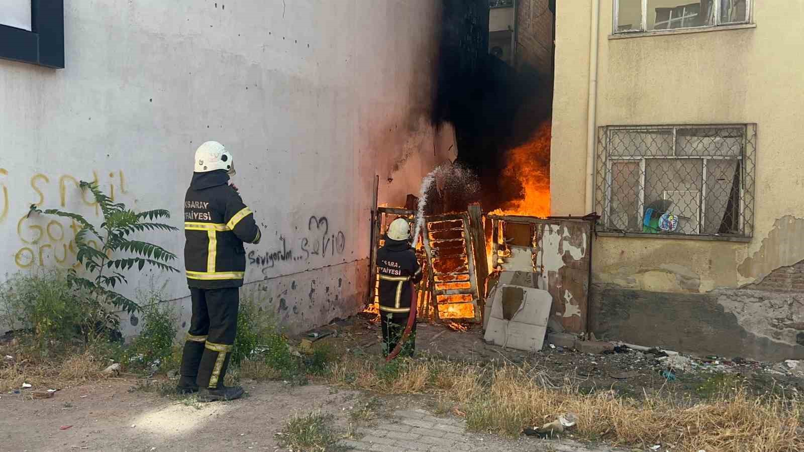 Aksaray’da iki bina arasındaki alevler korkuttu
