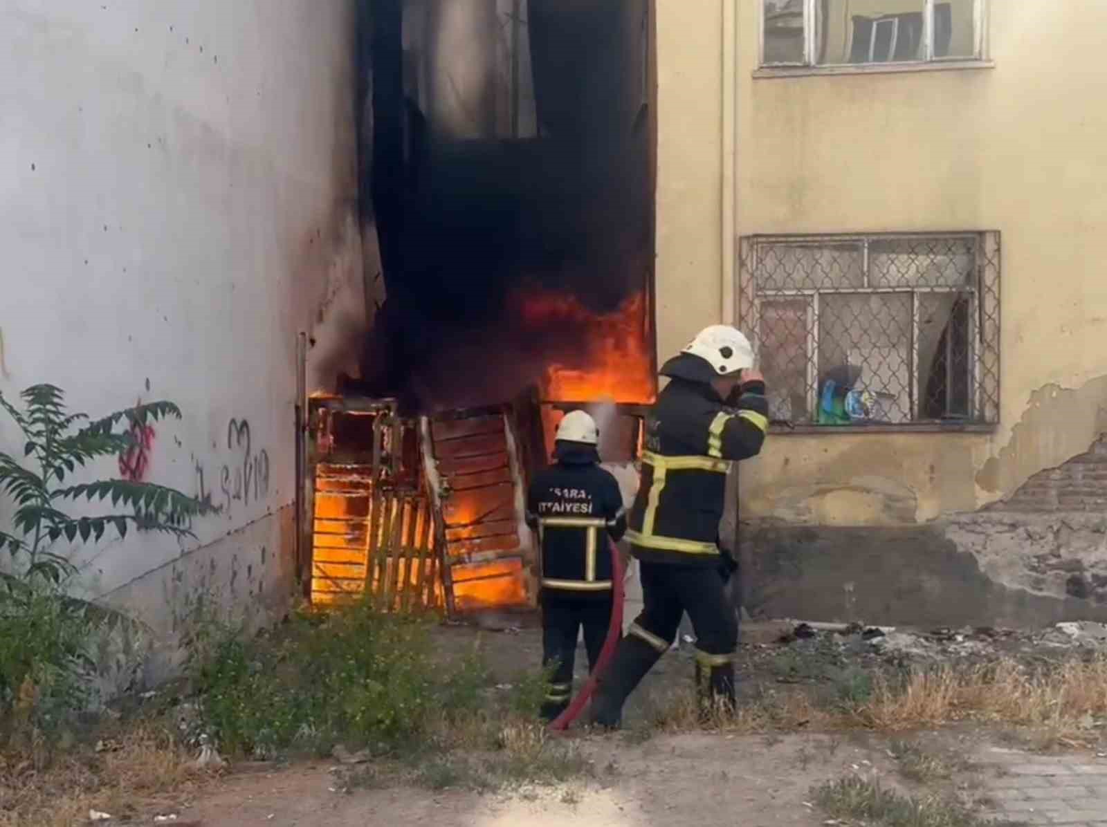 Aksaray’da iki bina arasındaki alevler korkuttu
