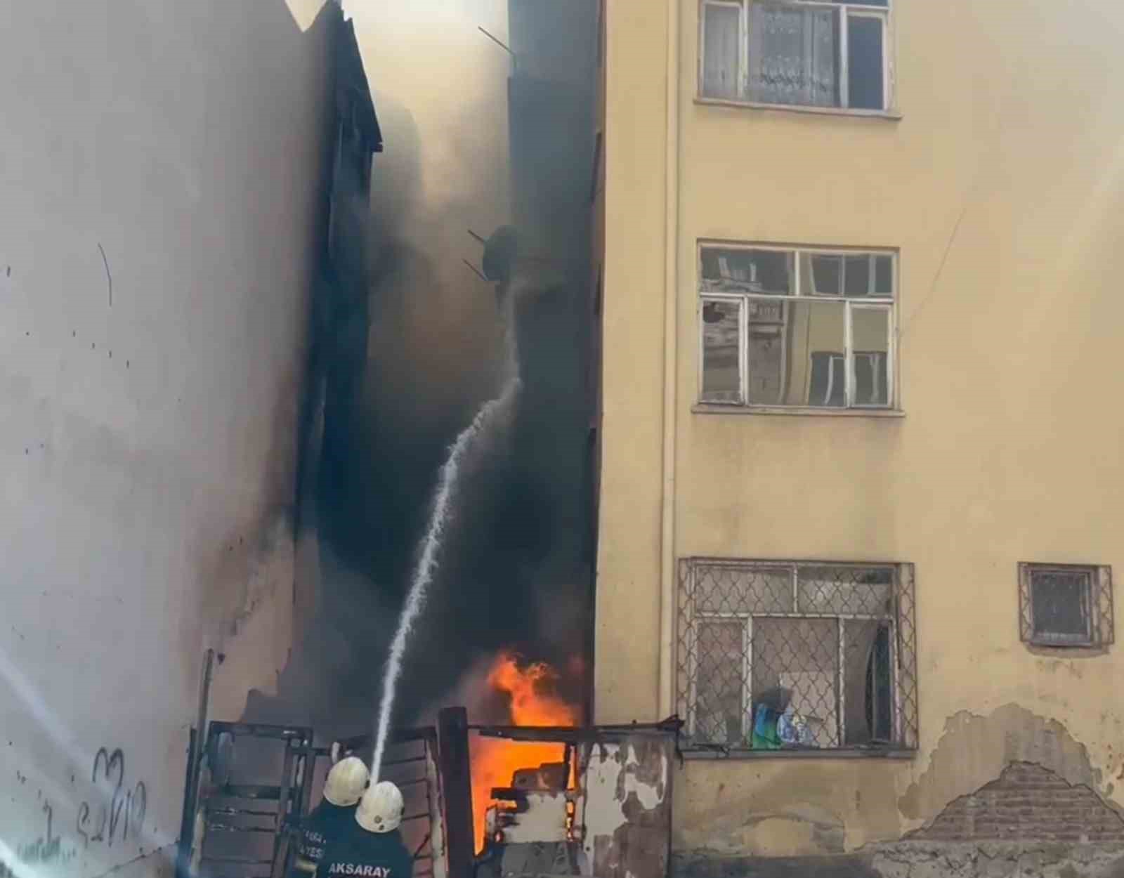 Aksaray’da iki bina arasındaki alevler korkuttu
