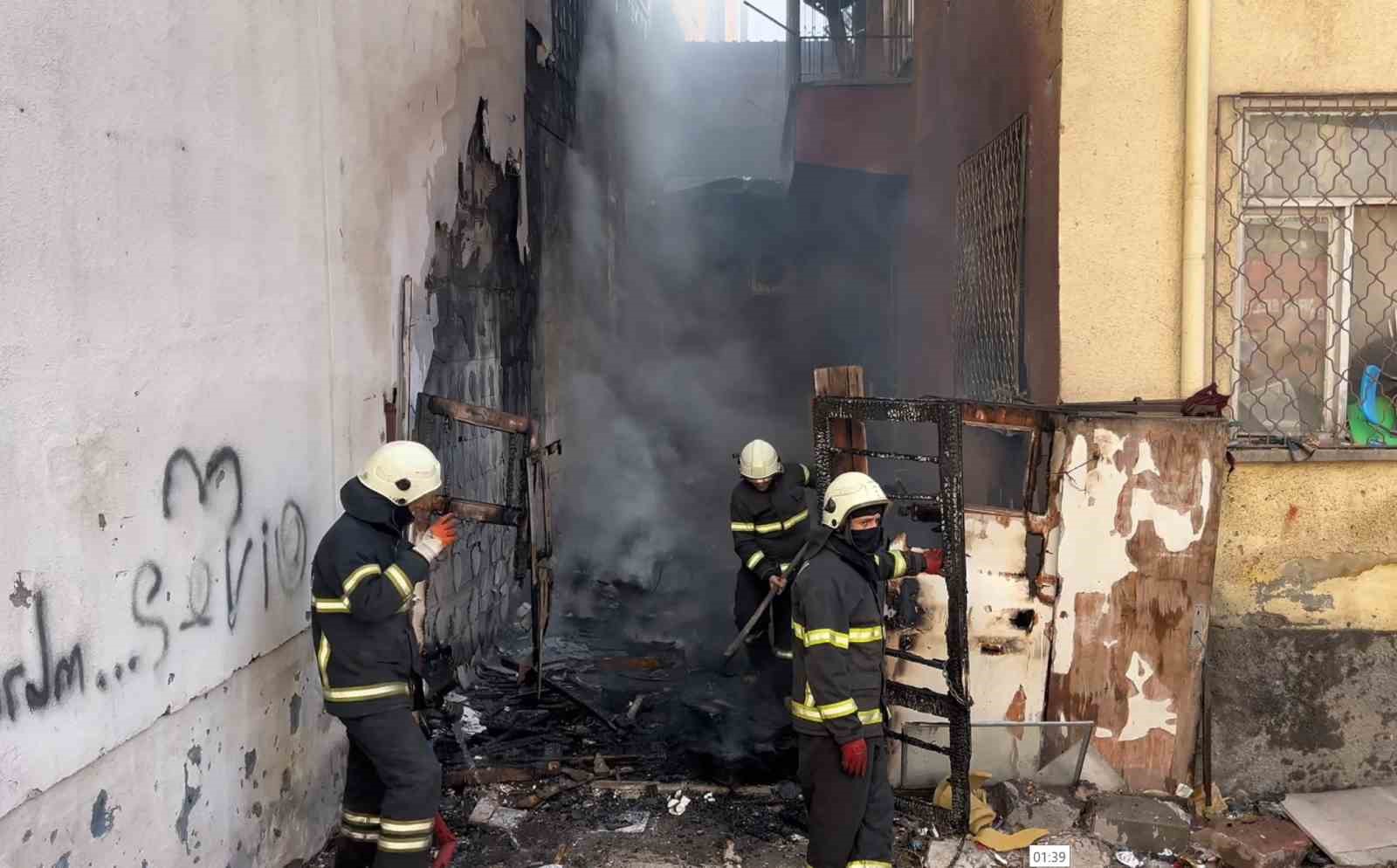 Aksaray’da iki bina arasındaki alevler korkuttu
