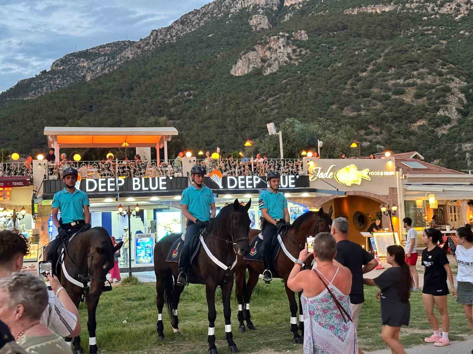 Jandarmanın atlı ekibi Ölüdeniz’de bu yıl da görev başında
