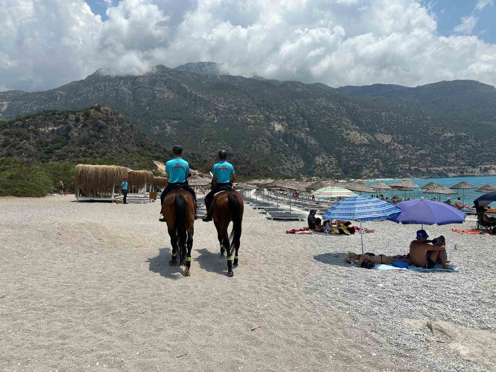 Jandarmanın atlı ekibi Ölüdeniz’de bu yıl da görev başında
