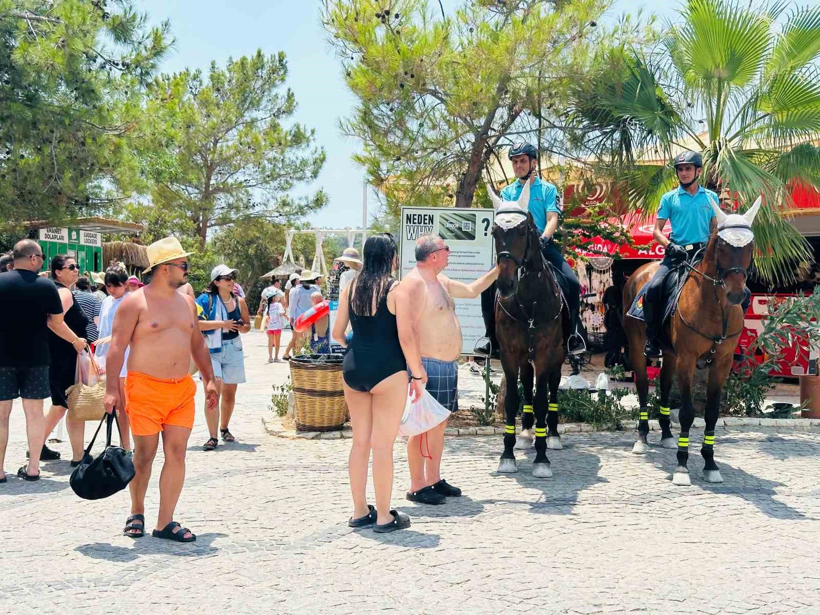 Jandarmanın atlı ekibi Ölüdeniz’de bu yıl da görev başında
