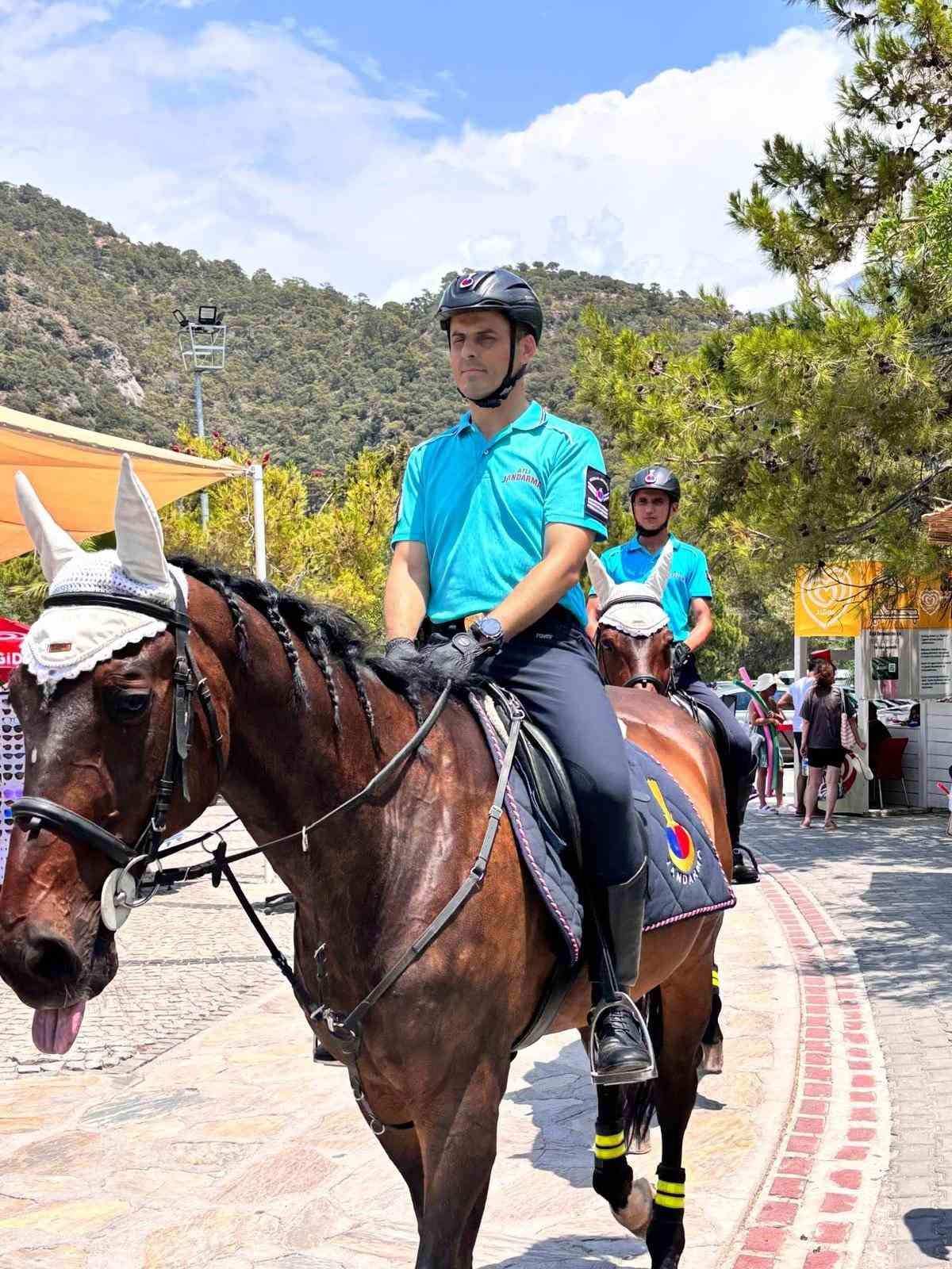 Jandarmanın atlı ekibi Ölüdeniz’de bu yıl da görev başında
