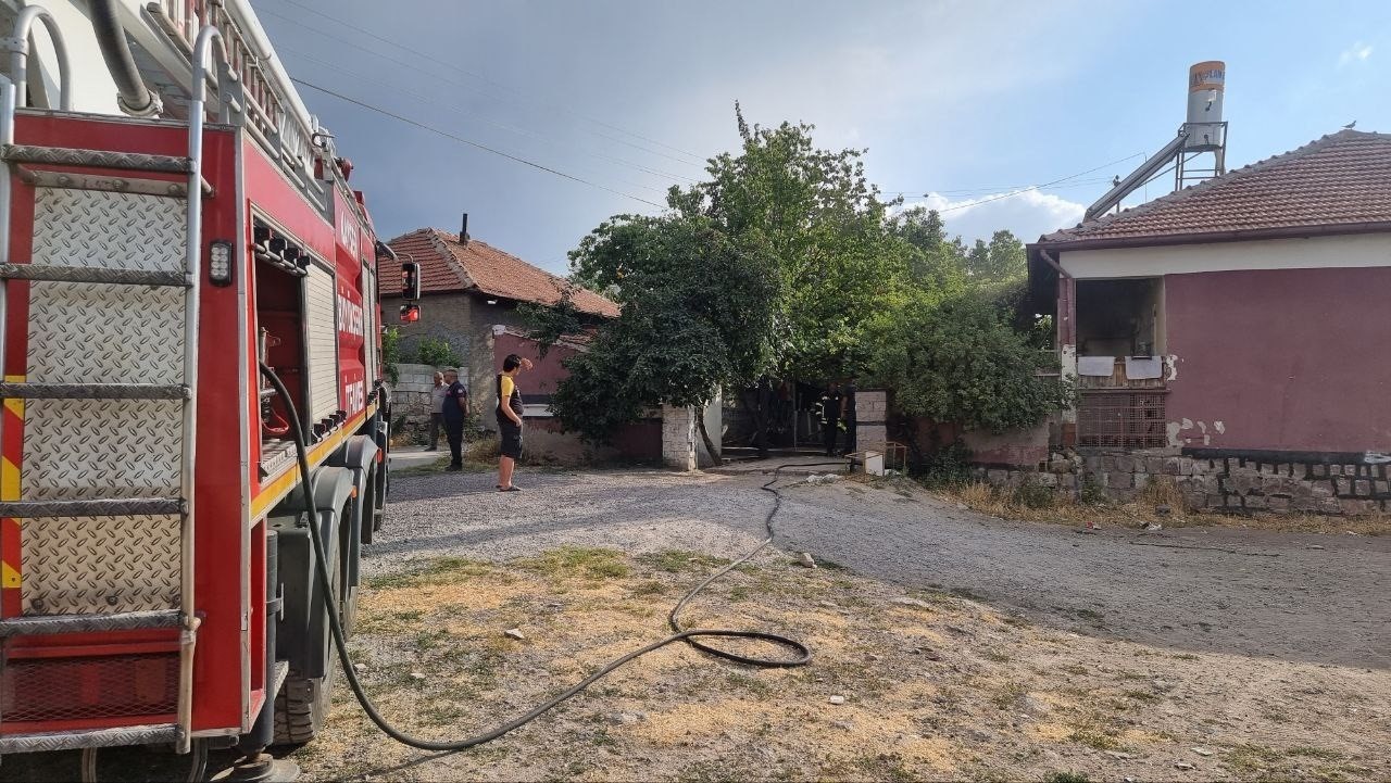 Yavru kediyi alevlerin arasından itfaiye ekipleri kurtardı
