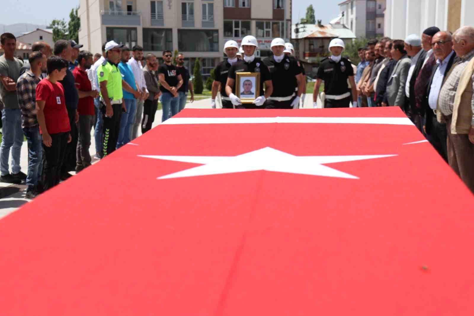 Kırıkkale’deki kazada hayatını kaybeden polis memuru Ağrı’da son yolculuğuna uğurlandı
