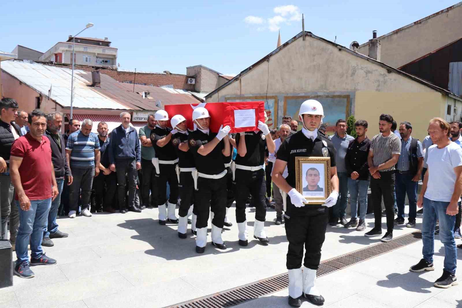 Kırıkkale’deki kazada hayatını kaybeden polis memuru Ağrı’da son yolculuğuna uğurlandı
