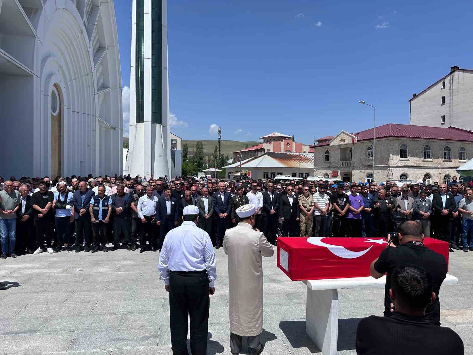 Kırıkkale’deki kazada hayatını kaybeden polis memuru Ağrı’da son yolculuğuna uğurlandı
