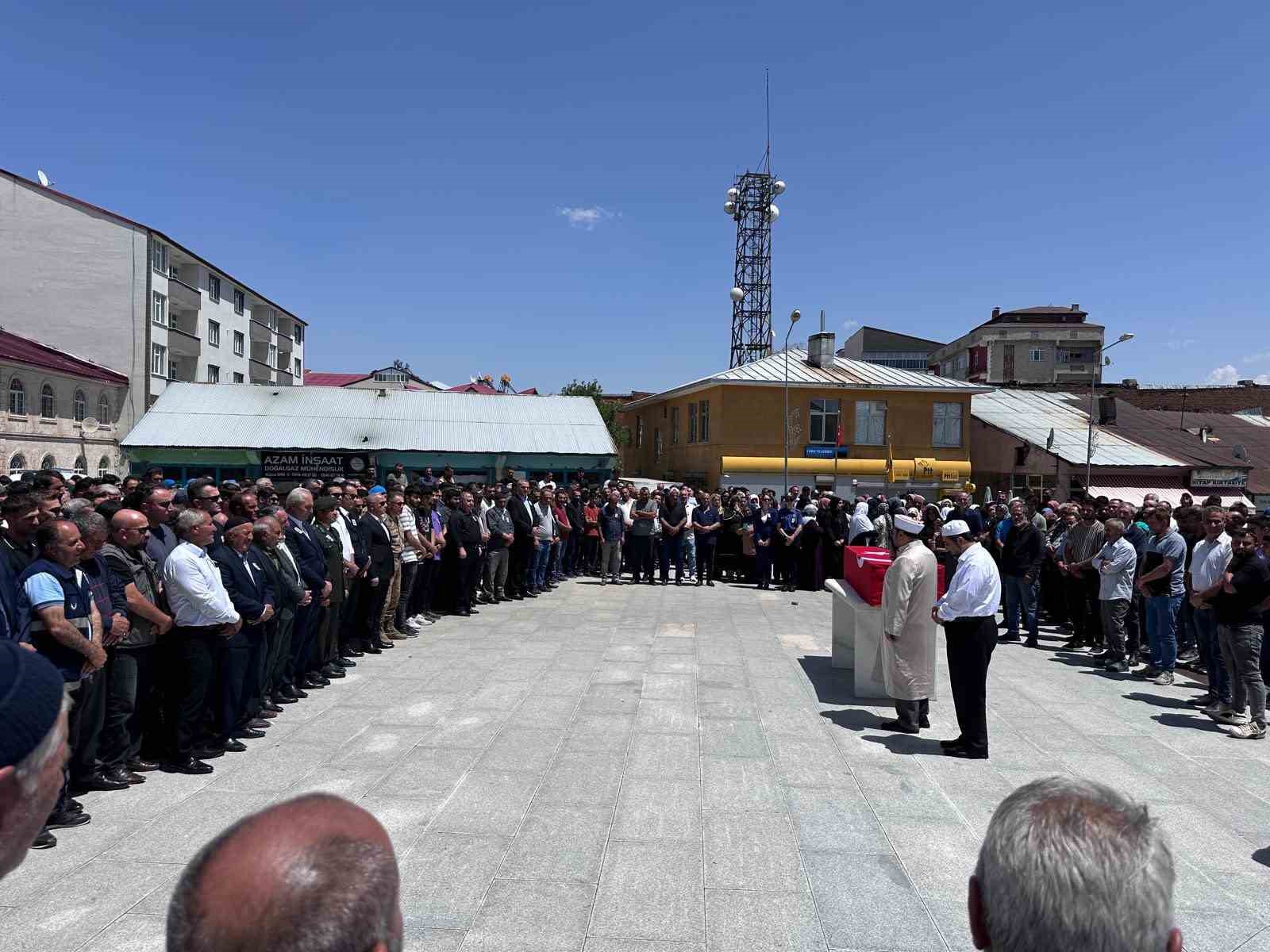 Kırıkkale’deki kazada hayatını kaybeden polis memuru Ağrı’da son yolculuğuna uğurlandı
