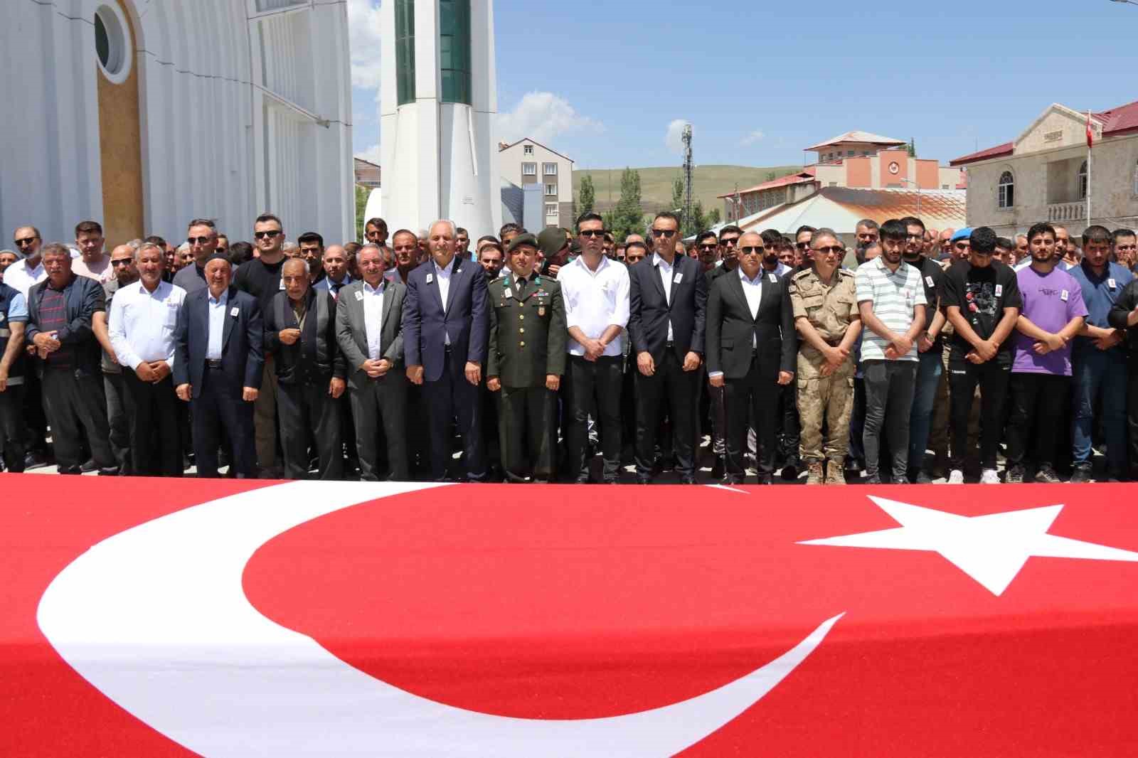 Kırıkkale’deki kazada hayatını kaybeden polis memuru Ağrı’da son yolculuğuna uğurlandı
